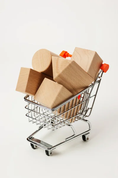 Деревянные блоки для строительства в шоппинг тележки на капелька — стоковое фото