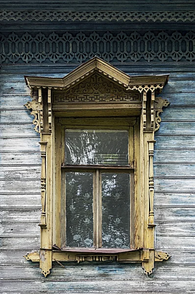 Старые деревянные окна с резных наличников — стоковое фото