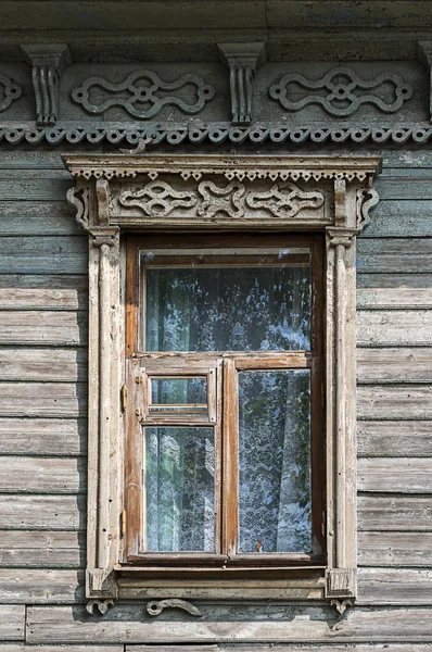 Старые деревянные окна с резными наличниками — стоковое фото