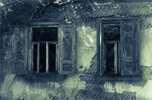 Старый заброшенный дом windows — стоковое фото