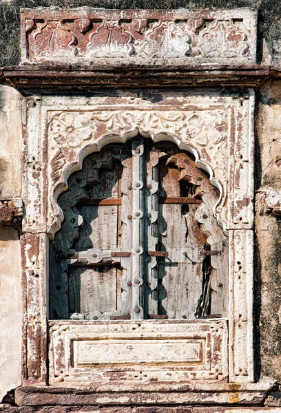 Старые окна и деревянные жалюзи — стоковое фото