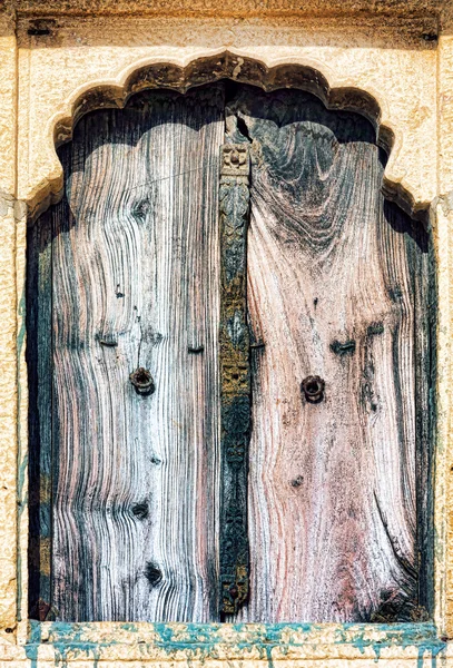 Старые окна и деревянные жалюзи с камня резные наличники — стоковое фото