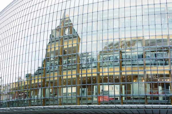 Современные стеклянные торговый центр — стоковое фото