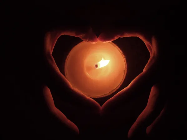 Сердце форму руки с свечах живопись — стоковое фото