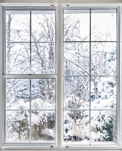 Зимний вид через окно — стоковое фото