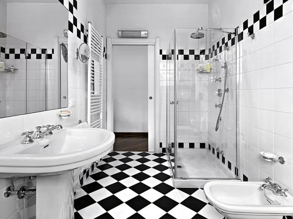 Современная ванная комната в черно-белом — стоковое фото