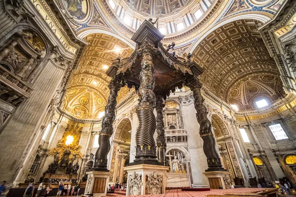 Интерьер Санкт Питерс базилики, Ватикан, Рим, Италия — стоковое фото
