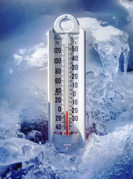 Лед холодной термометр в лед и снег — стоковое фото