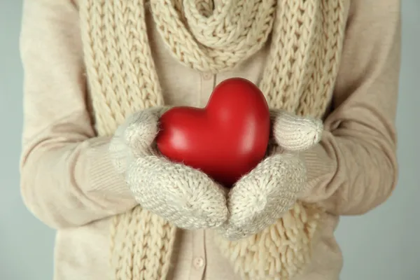 Женские руки с красным сердцем, крупным планом — стоковое фото
