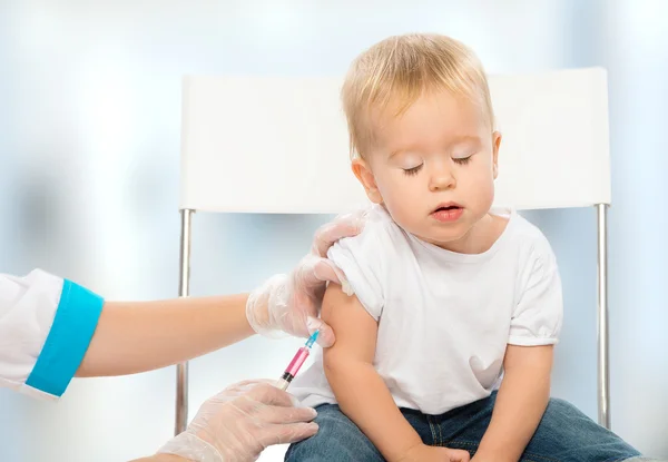 Доктор делает инъекции ребенок вакцинации ребенка — стоковое фото