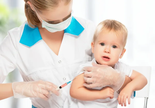 Доктор делает инъекции ребенок вакцинации ребенка — стоковое фото