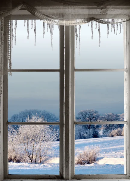 Зимний пейзаж через окно — стоковое фото