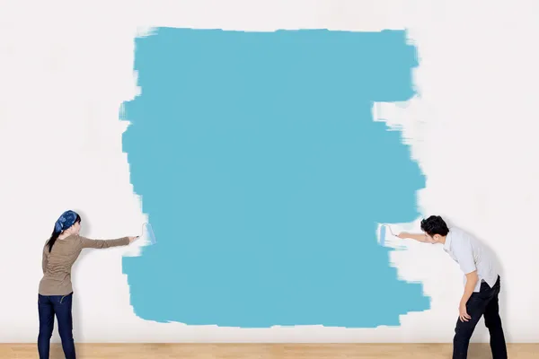Азиатская пара окрасить стену в синий — стоковое фото