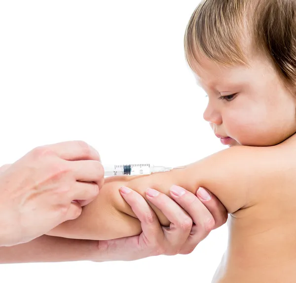 Доктор вакцинации ребенка, изолированные на белом фоне — стоковое фото