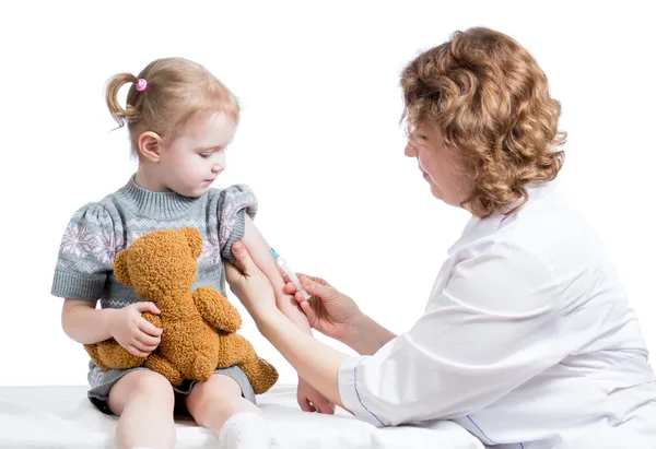 Доктор Вакцинация детские, изолированные на белом — стоковое фото
