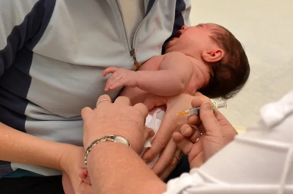 Иммунизация детей - новорожденный ребенок — стоковое фото
