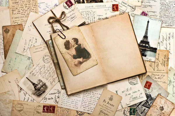 Старые документы, французские открытки и открыть Дневник книгу — стоковое фото