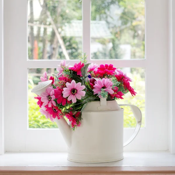 Букет искусственных цветов — стоковое фото