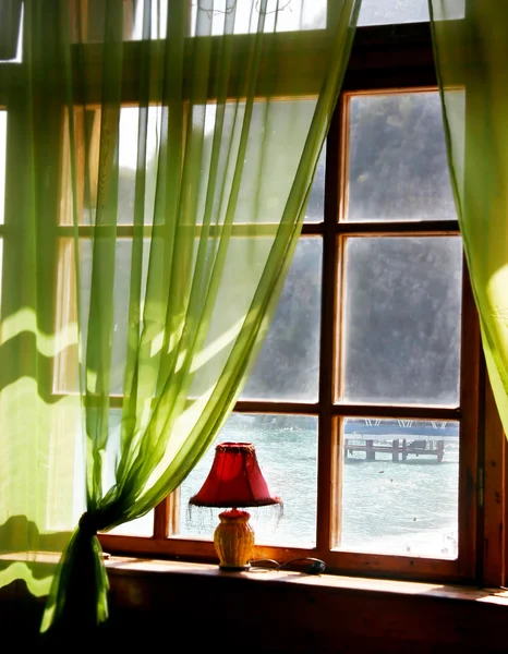 Деревянные окна с видом на море в старый отель — стоковое фото