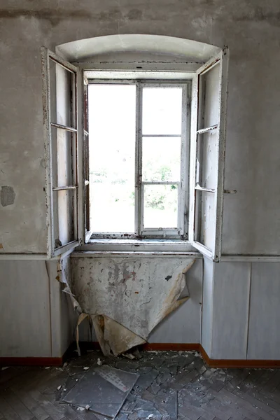 Старое ретро окно — стоковое фото
