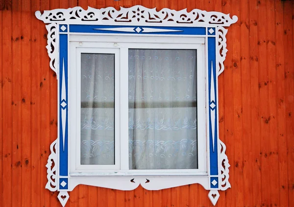 Окно в деревне. красивые наличники — стоковое фото