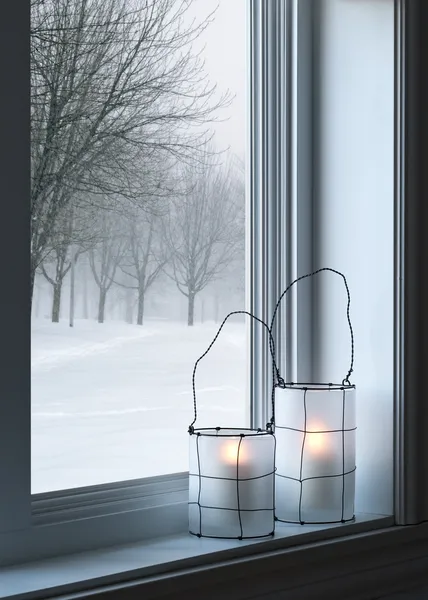 Уютный фонарями и зимний пейзаж видел через окно — стоковое фото