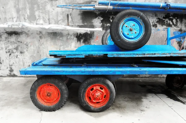 Старые коляски с колесами — стоковое фото