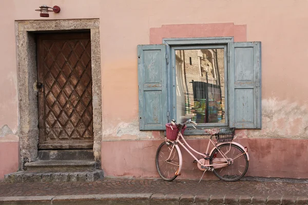 Дом фронт с возрасте ностальгический велосипед — стоковое фото