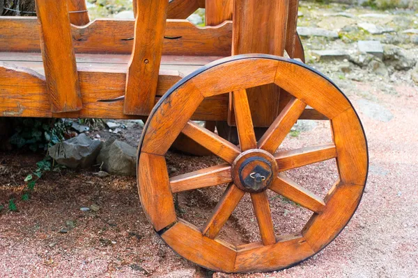 Деревянное колесо на деревянных тележках — стоковое фото