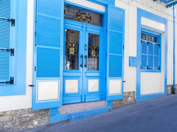 Синие окна дома Лефкара — стоковое фото