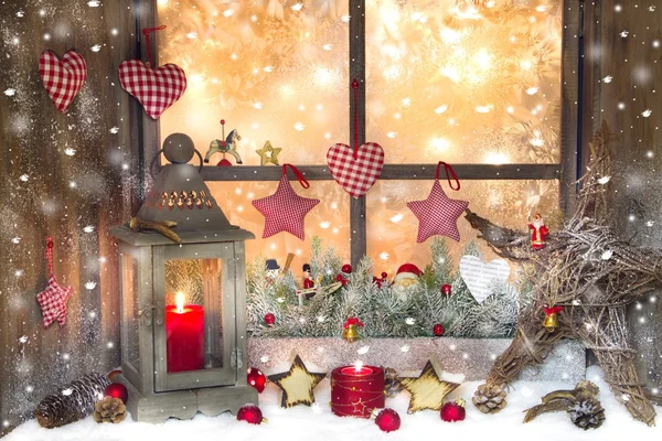 Красный рождественские украшения с фонарем на подоконнике с дерева — стоковое фото