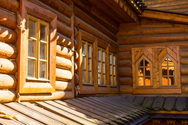 Окна с деревянными наличниками — стоковое фото