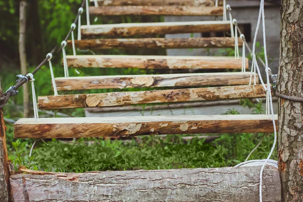 Деревянные лестницы в зеленом парке, лесу — стоковое фото