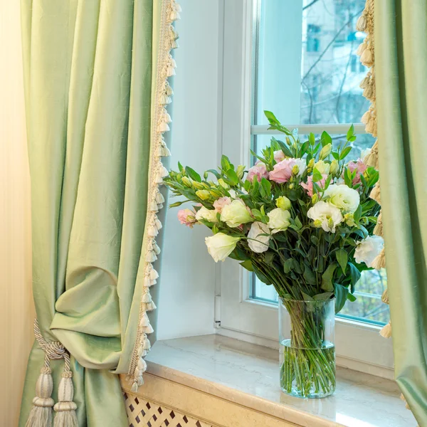 Ваза с розами на окне — стоковое фото