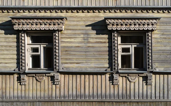 Два старых вырезанных деревянных окна — стоковое фото