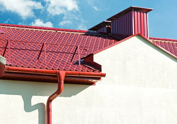 Новый Красной черепичной крышей с желоба — стоковое фото