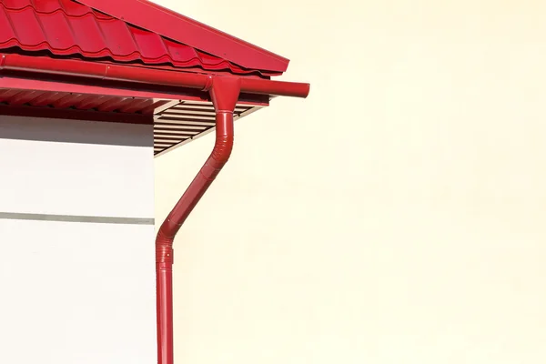 Красная крыша с желоб — стоковое фото