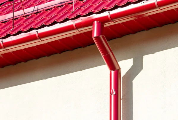 Новая красная крыша с желоба и снег охранник — стоковое фото