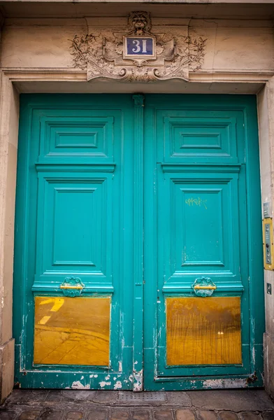 Старые деревянные двери в Париже — стоковое фото