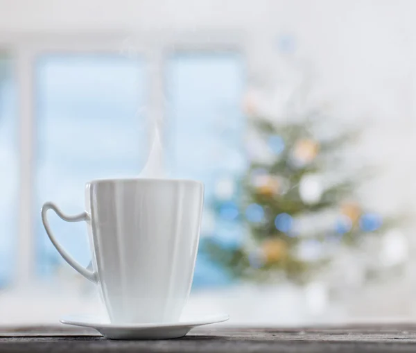 Белый Кубок на фоне рождественские ели и окна — стоковое фото