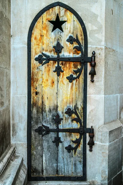 Старые деревянные двери в древних красивое здание — стоковое фото