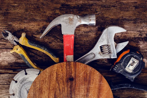 Инструменты на деревянных фоне — стоковое фото