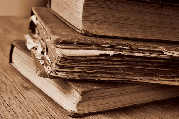 Старые книги на деревенский деревянный столик — стоковое фото