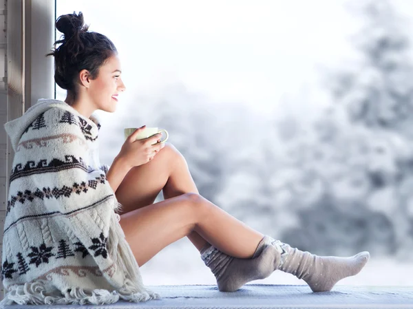 Женщина, пить кофе, сидя у окна — стоковое фото