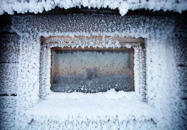 Дом, покрытый снегом — стоковое фото