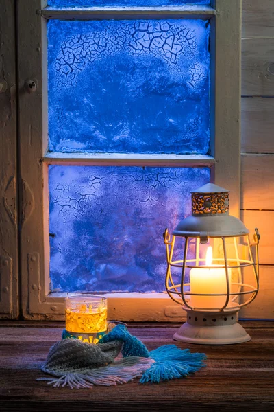 Горячий чай в холодный зимний вечер — стоковое фото