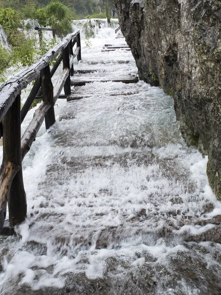 Поток, гремящий вниз деревянная лестница вдоль скал — стоковое фото