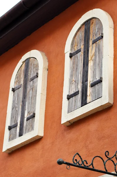 Европейский стиль деревянные окна — стоковое фото
