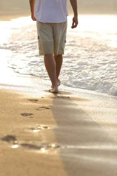 Вид сзади ноги человек, ходить на пляж — стоковое фото
