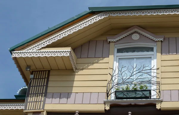 Деталь крыши и окна с резными наличниками — стоковое фото